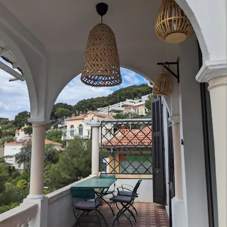 Spacious House With A Terrace בית נופש טולון