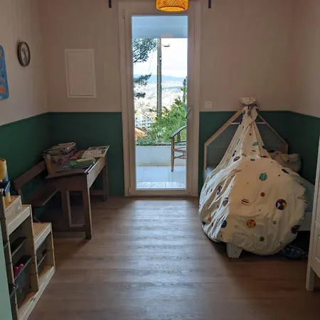 Spacious House With A Terrace טולון