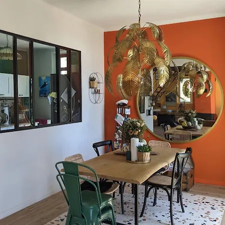 בית נופש Spacious House With A Terrace טולון