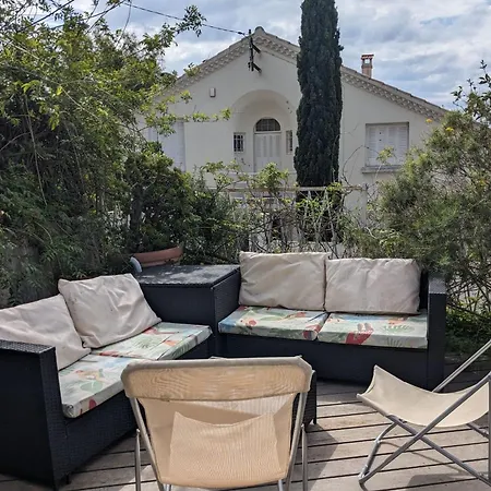 בית נופש Spacious House With A Terrace טולון